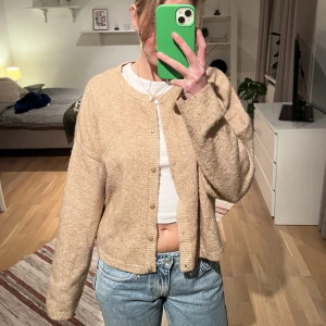 Rosa/beige kofta - Rosa/beige kofta från bikbok. S men skulle passa M också!