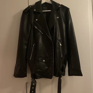 Skinnjacka  - Skinnjacka i konstgjordt läder från märket Stradivarius. ”Overzise look” Storlek M. Enligt mig lite liten i storleken.   Nyskick, använd max 5ggr (obs sista bilden är lånad från Zalando)