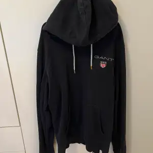 Säljer min svarta Gant hoodie storlek S då jag aldrig använder den. 9/10 skick och passar också Xs. Köpare står för frakt!