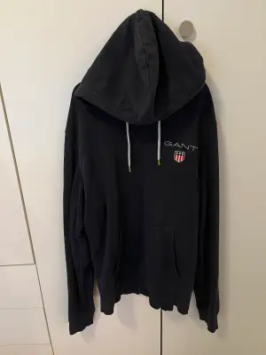 Säljer min svarta Gant hoodie storlek S då jag aldrig använder den. 9/10 skick och passar också Xs. Köpare står för frakt!