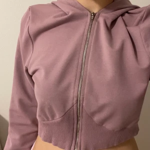 Cropped zip hoodi - Cropped hoodie som har använts 2 gånger och är i bra skick 💗