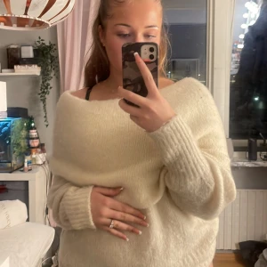 Stickat - En stickad tröja som är använd ungefär 3-4 gånger väldigt varm samt att man kan välja hur den stora turtle necken kan sitta eftersom den är såpass stor