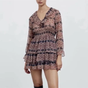 Zara klänning - Världens finaste klänning från zara som jag tyvärr måste sälja då den är för liten. I storlek s och skulle säga att den passar xs!