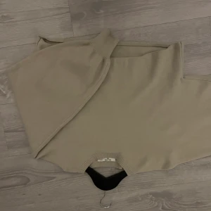 NA-KD  - Beige croppad stickad tröja från NA-KD. Lite nopprog. 