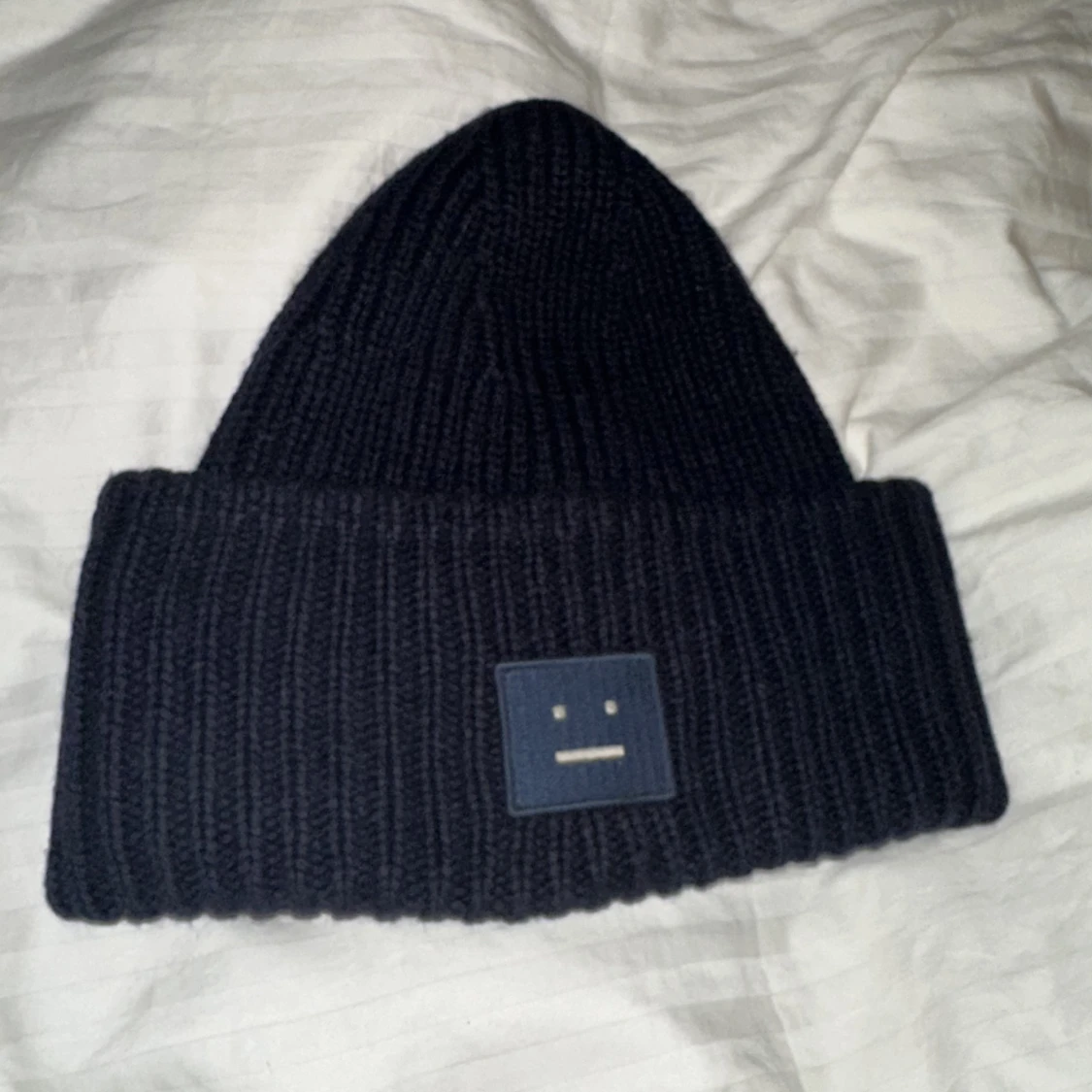 Mörkblå acne mössa