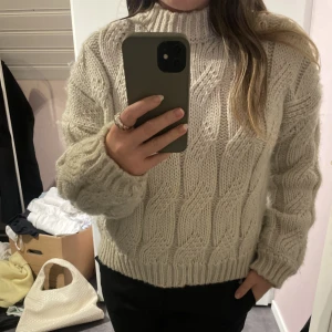 Kabelstickad tröja - Beige tjock kabelstickad tröja från nakd köpt för 399kr. Är lite nopprig annars i fint skick
