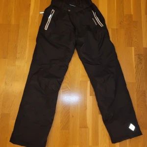 Överdragsbyxor  - Överdragsbyxor från On the Peak i utmärkt skick. Kan fraktas, men köparen står för frakten. Finns även liknande överdragsbyxor på min sida. Skriv privat vid funderingar💕