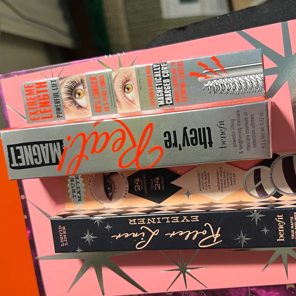 Nytt oöppnat smink från benefit 2 full size(!) & travel setting spray (min absoluta favorit från s Mascara såld! Köp båda för 200!💕 perfekt julklapp!  Eyeliner 150kr st (nypris ca 360) Setting spray 30 ml - 100kr (nypris 209) . Skönhet.