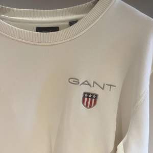 Vit sweatshirt från Gant. Bra skick. Stl S. (Säljer min killes kläder) ☺️