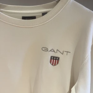Gant sweatshirt  - Vit sweatshirt från Gant. Bra skick. Stl S. (Säljer min killes kläder) ☺️