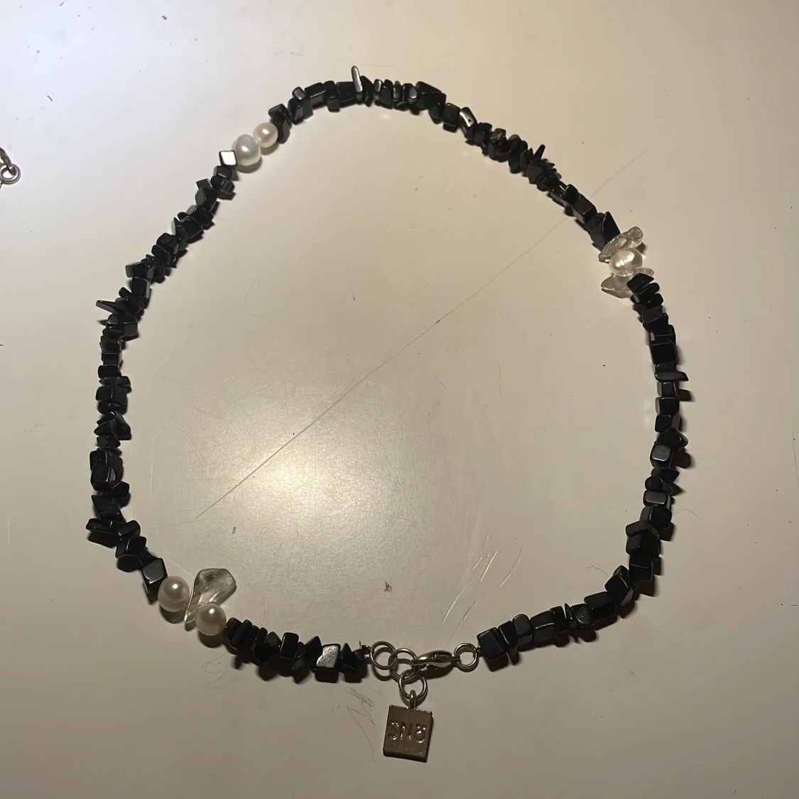 Intressekoll Snö Of Sweden halsband obsidian, bergskristall och pärlor