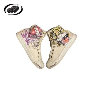 Ed hardy skor - Tjo! Här har vi ett par super coola ed hardy sneakers med riktigt balla tryck i strl 38. skosnören finns inte med mening då hålen är blockerade sedan fabrik