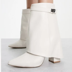 Boots - Säljer mina svinsnygga boots ifrån ASOS, använda en gång! Säljer pga att de är lite för små. Inga defekter, helt nya i skicket. Slutsålda på hemsidan!💕💕