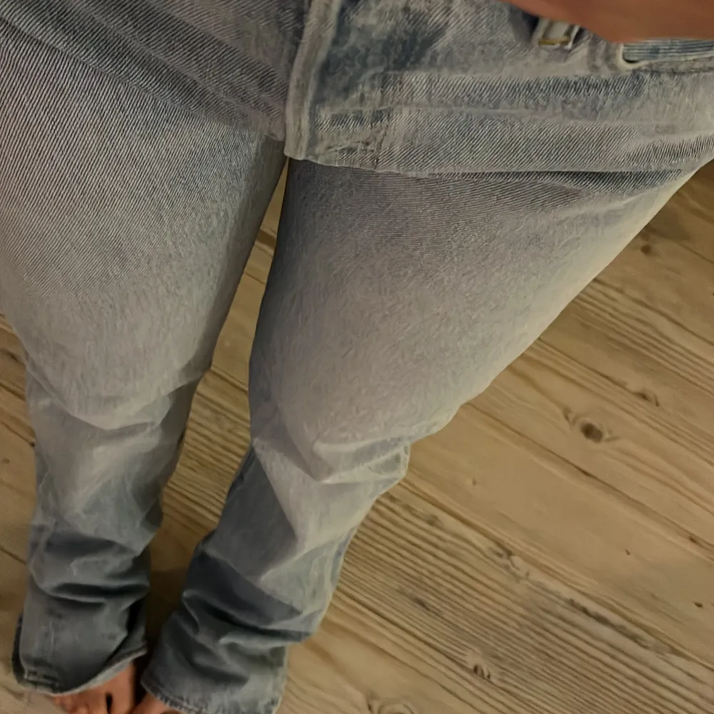 Ett par Levis jeans, finns ett litet hål på ena benet men inget man tänker på när de sitter på (tredje bilden). Jeans & Byxor.