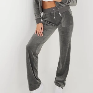 Juicy byxor - Säljer nu mina juicy couture byxor i den mörk gråa färgen då jag inte har användning för dem längre ❤️ storlek xs❤️ som helt nya förutom att en av snöres detaljerna har ramlat av, det var tyvärr så när jag precis hade köpt dem.💗💓💓