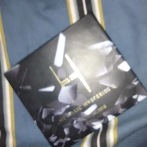 Linda Hallberg metallic mysteries, Linda Hallberg infinity - Linda Hallberg metallic mysteries, Linda Hallberg infinity. Använd sparsamt förutom glitter färgen i metallic mysteries som flyttats över och är lite lite lös som en kaka där i. 