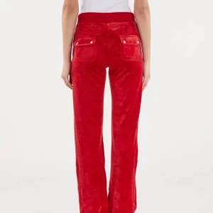 Röda juicy byxor - Säljer nu mina röda juicy i strl xs för att jag har tröttnat på dem. Fraktar endast för 60kr! Hör av er om ni är intresserade eller vill ha fler bilder! Skick 9/10💕