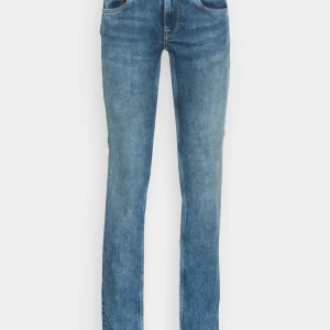 Pepe lågmidjade jeans  - Jättefina lågmidjade jeans från Pepe. Inköpta förra året, mycket bra skick, knappt använda! Nypris: 749. Skriv vid intresse, pris kan diskuteras!