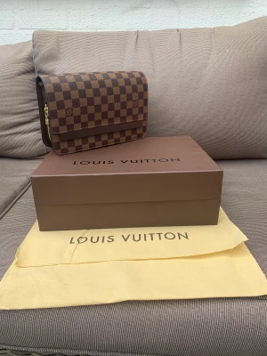 LOUIS VUITTON CLUTCH - LV SAINT-LOUIS LEATHER CLUTCH BAG Aldrig använd inköpt ca 2006 Liten fläck på dustbagen 