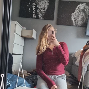 Tröja - ❤️Vinröd jättefin tröja  Den är använd fåtal gånger  Den är M men passar bra på en S om man vill ha den lite lösare☺️  Skickas även på post