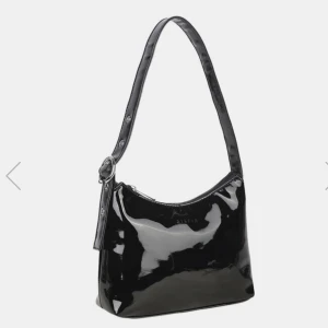 Svart väska - Jätte snygg väska från silfen. Endast använd fåtal gånger. Den är ganska stor så det får plats med allt som behövs. Skriv privat för egna bilder! Nypris 750