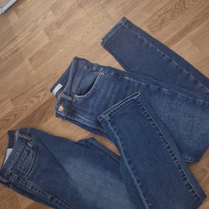 Oanvända jeans slim 36-38 strech - Två par jeans i slim modell. Stl 36-38 strech. Oanvända 