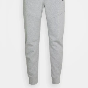 Nike tech fleece - Säljer dessa som är använda Max 3ggr, strl M, nypris 1249kr 