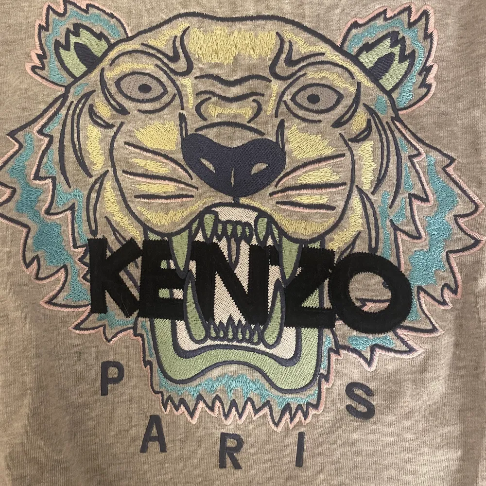 Kenzo tröja i grå med fina detaljer. Använd endast ett fåtal gånger! Storlek XS ☺️. Tröjor & Koftor.
