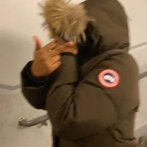 Canada goose strl S - Äkta brun Canada goose, köpte för 3 månader sen, säljer den för en jätte bra pris, mer information skriv gärna! 