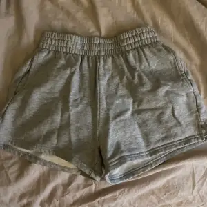 Säljer dessa super sköna mjukis shorts från GinaTricot pågrund av att dem aldrig kommer till användning. Nypris: 200, säljer för 50kr + frakt.