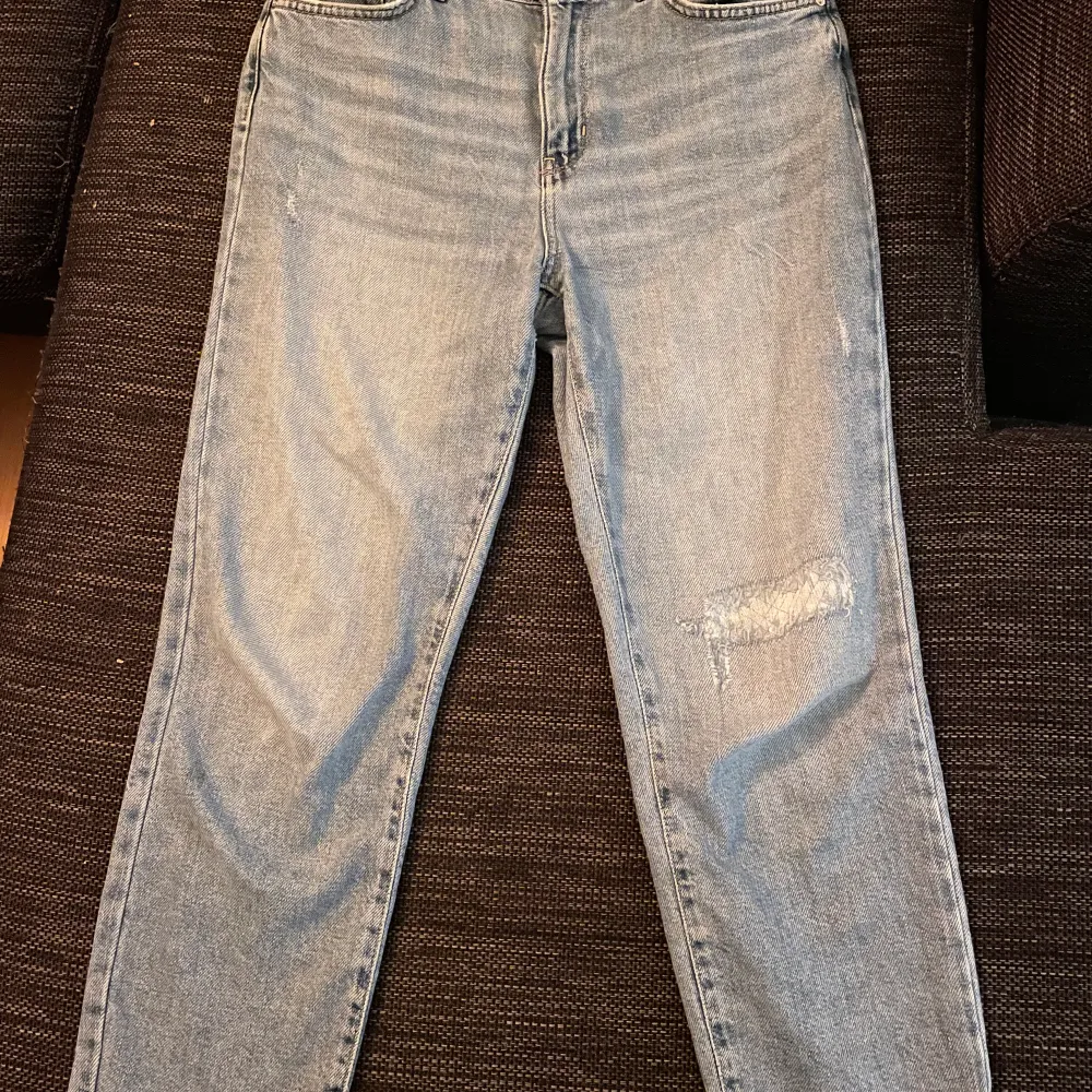 Superhärliga jeans med slitning på knät. Säljer då jag behövde en mindre storlek efter ett tag. Favoritbyxor! Storlek 30/30. Jeans & Byxor.