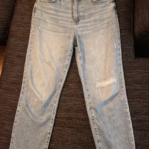 Superhärliga jeans med slitning på knät. Säljer då jag behövde en mindre storlek efter ett tag. Favoritbyxor! Storlek 30/30