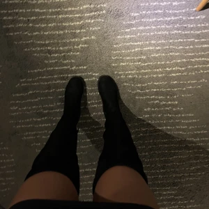 Overkneestövlar med låg klack - Sällan använda och bra skick. Kommer inte till användning. Skriv för mer information🥰