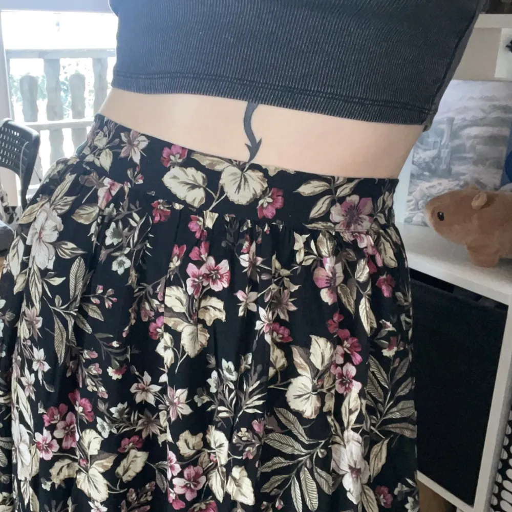 I wore it once for a christmas party last year, been in my closet since then. So perfect condition, really gorgeous and comfortable. It has a stretch band in the waist so you know it’s good for a night out to a restaurant. . Kjolar.