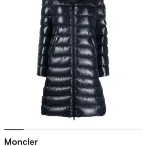 Moncler kappa - Säljer nu min otroligt fina Moncler kappa. Den är knappt använd, och har inga skador/slitage. Den är nyligen kemtvättad. Tyvärr följer ingen luva med, då den är spårlöst försvunnen efter flytten. Självklart är den äkta. Hämtas hos mig eller skickas. 