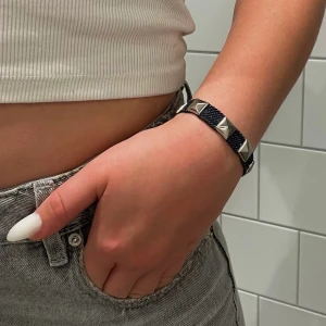 Nitarmband I Mörk Denim - Nu säljer jag dessa supersnygga Nitarmbanden i mörk blå denim. Göra efter dina mått och val. Kan göras i andra färger och även i andra modeller (ex två varv). Skynda fynda!