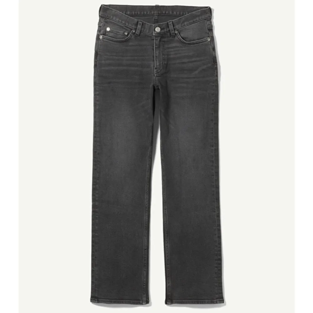 intressekoll på dessa mid waist jeans från weekday! bra skick, använda fåtal gånger. nypris 500kr. hör av dig för frågor/bilder 😇. Jeans & Byxor.