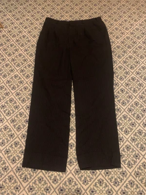 Svarta kostymbyxor - Kostymbyxor med kritstreck. Passar ej längre men fick alltid komplimanger på dom innan :)
