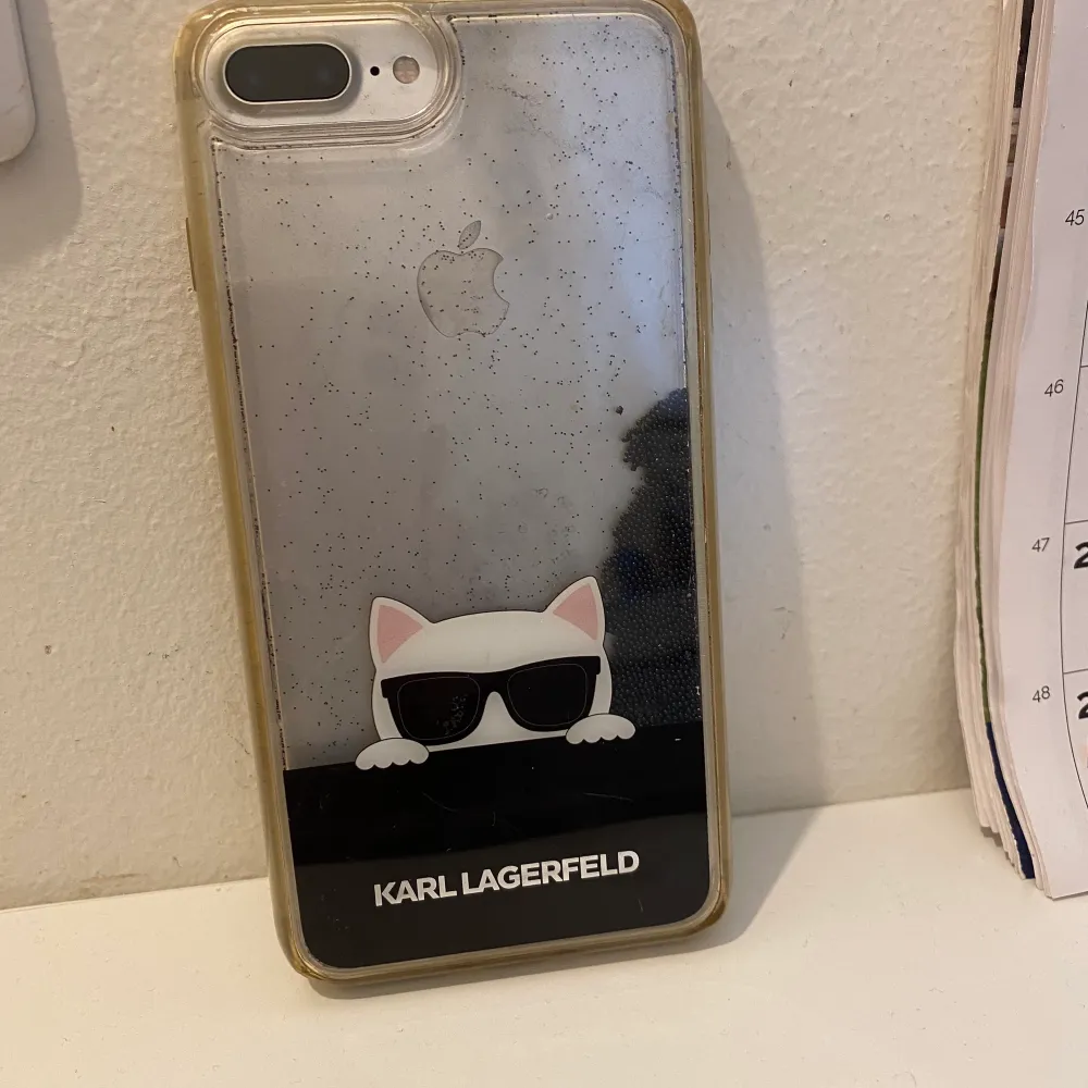 Karl Lagerfeld skal i bra skick säljes för 100kr. Övrigt.