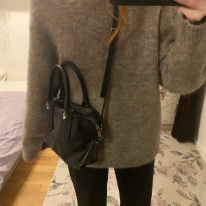 Zara väska - Säljer min älskade väska från Zara ❤️ har för många väskor där av utrensning! Köpt i mars i år och har för mig att nypris låg på 259kr! Vid frågor, mer bilder eller mått är det bara att höra av sig! Frakt står du för (tryck inte på köp nu 😊)