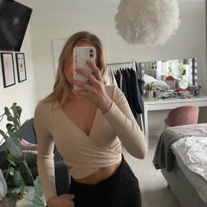 Söt topp med cutout  - Superfin topp som egentligen är i storlek M men som kan bäras på detta sätt av någon i storlek S. Denna rännilarna som den svarta toppen jag säljer och korsas framtill vilket skapar ett slags cutout som knyts i ryggen. Använd få gånger💕