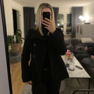 Dubbelknäppt kappa  - Kortare dubbelknäppt kappa. Väldigt fin på och perfekt längd om man inte vill ha en något kortare kappa.  Priset går att diskutera 