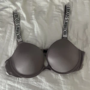 Victoria’s Secret bh - En Victorias Secret bh som är typ lila/grå (syns kanske inte så bra på bild), i bra skick och säljer pga för liten men vet inte exakt storlek men passade mig när jag hade mellan 75B mot 75C. Köparen står för frakten!