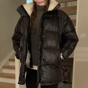 Svart dunjacka - Lite längre dunjacka, storlek XS men en oversize modell så passar mig som har runt M. Säljer för att jag är sugen på något nytt, köpt på Mango för ett par år sen för typ 1000kr men fortfarande i mycket bra skick!