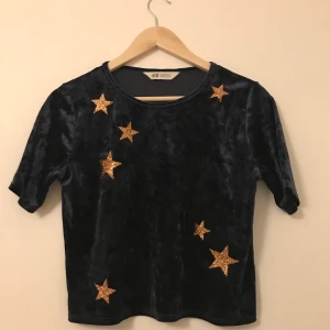 HM T-shirt  - Snygg T-shirt i sammet med coola glitterstjärnor⭐️Perfekt till lite finare tillfällen.
