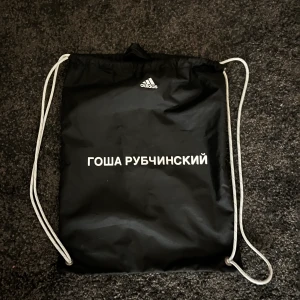 gosha x adidas gymsack - oanvänd gosha rubchinskiy x adidas gympa påse!! den är i nyskick utan några som helst skador. 