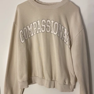 Sweatshirt  - En ljusbeige tröja från hm i storlek M. Lite kortare i modellen men ej croptop. Använd ett fåtal gånger.