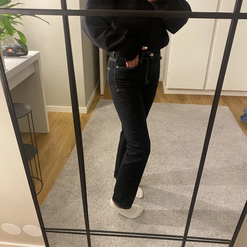 Säljer dessa sköna svarta jeans med vita sömmar ifrån junkyard. Säljer pågrund av att de är för korta för mig, jag är 165cm. Så passar någon perfekt som är kortare. Stl S och passar någon som vanligtvis har stl 34-36💖. Jeans & Byxor.