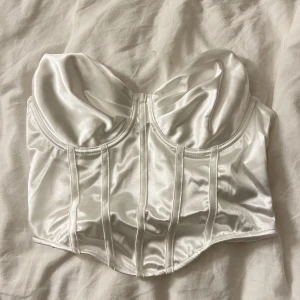 Bralette topp - Jättesnygg topp som endast är testad, köptes från zara för ett tagsen. Passar mig som har S/M. Säljer då jag ej använder den 