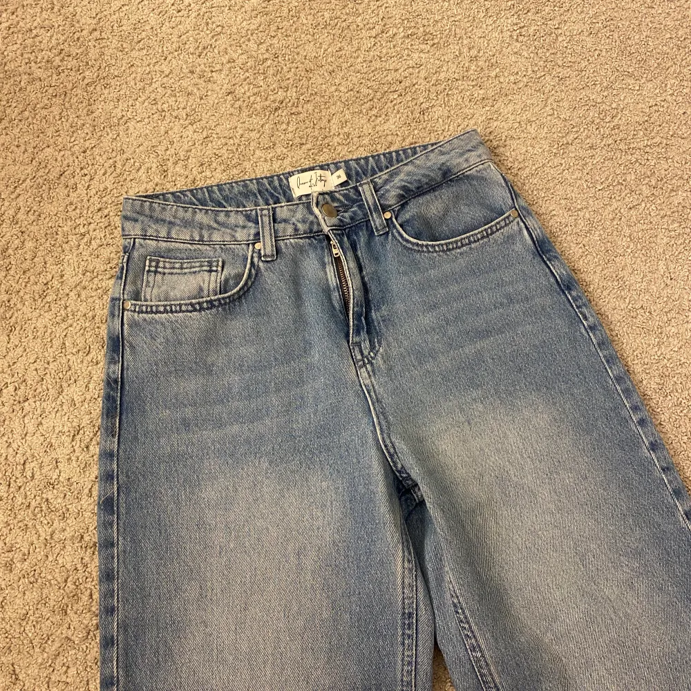 Säljer ett par blåa jeans ifrån NA-KD i stolek 36. Säljer för att de inte kommer till användning hemma hos mig. Skulle säga att de passar någon som är kortare än 165 cm. Skriv privat för mer info.💗💗. Jeans & Byxor.
